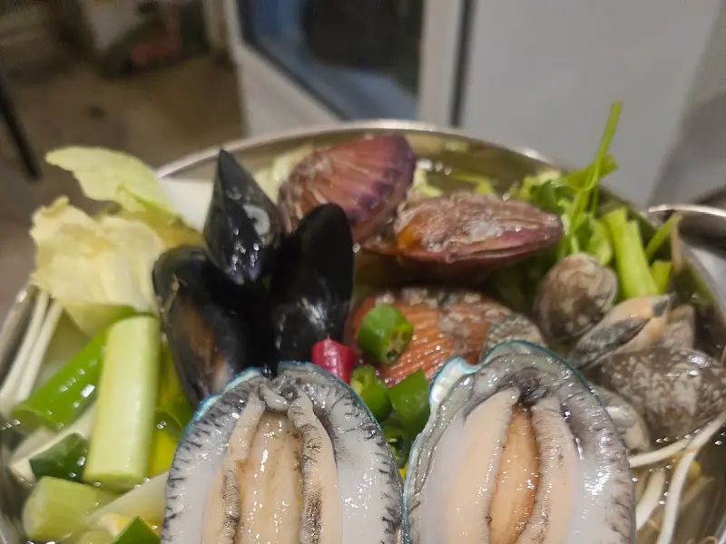 싱싱한 전복이 통째로 들어간 전복탕