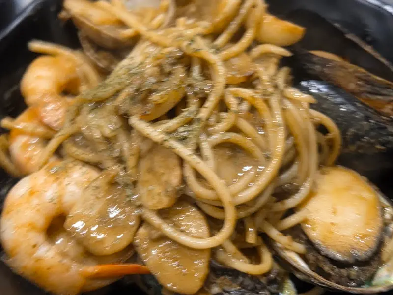 해산물이 듬뿍 들어간 전복파스타