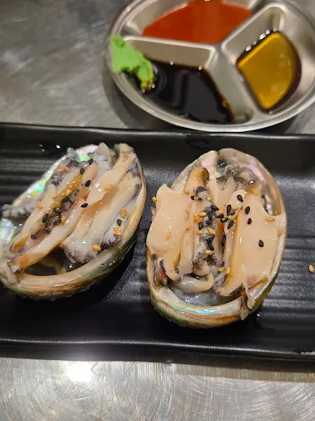 신선한 전복회의 자태