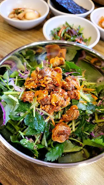 다채로운 색감의 꼬막 비빔밥과 정갈한 밑반찬