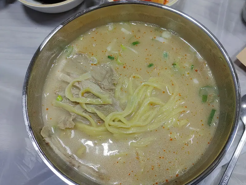 뽀얀 국물이 인상적인 칼국수