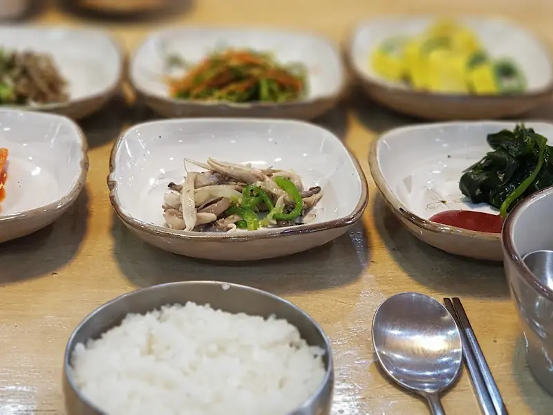 정갈하게 담긴 기본 반찬들