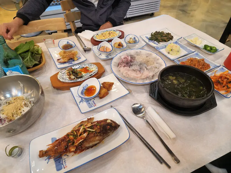 활어 물회와 밑반찬