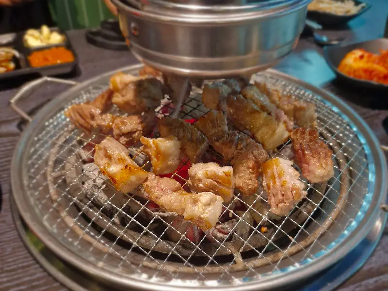 불판 위 삼겹살