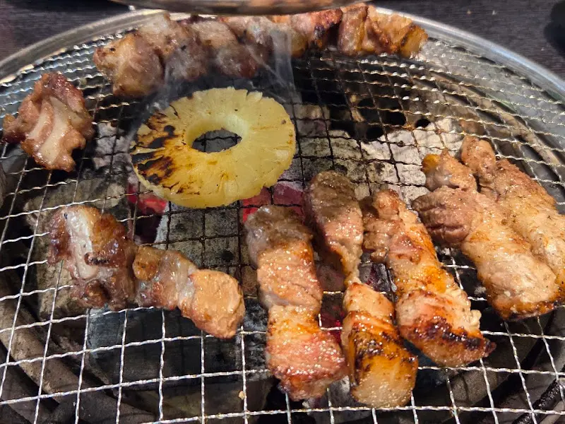 불판 위 삼겹살과 파인애플