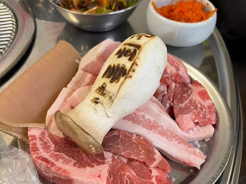 두툼한 삼겹살과 버섯