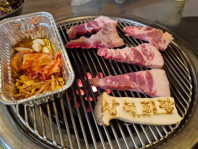 불판 위 삼겹살, 김치, 마늘