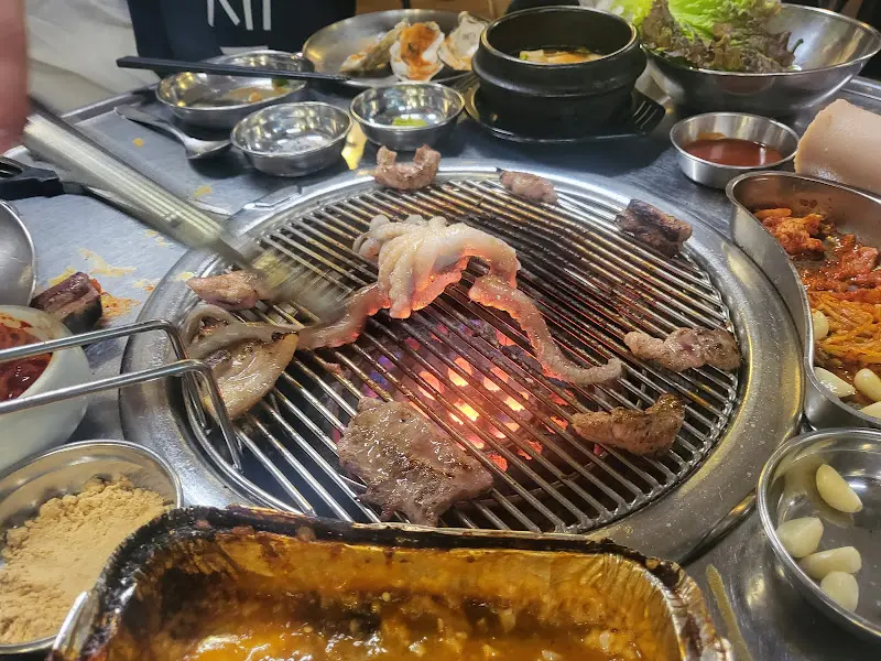 불판 위 삼겹살과 해산물