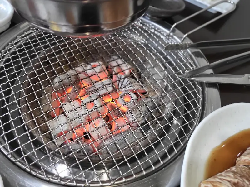숯불 위에 구워지는 갈비