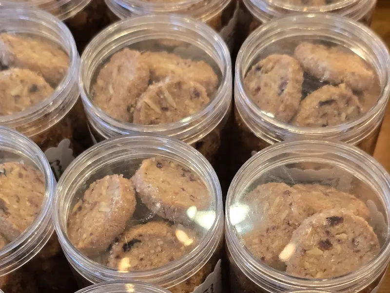 플라스틱 통에 담긴 쿠키들