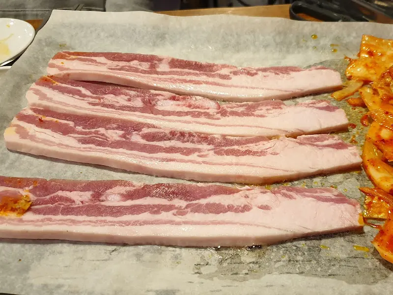 불판 위에서 맛있게 익어가는 삼겹살