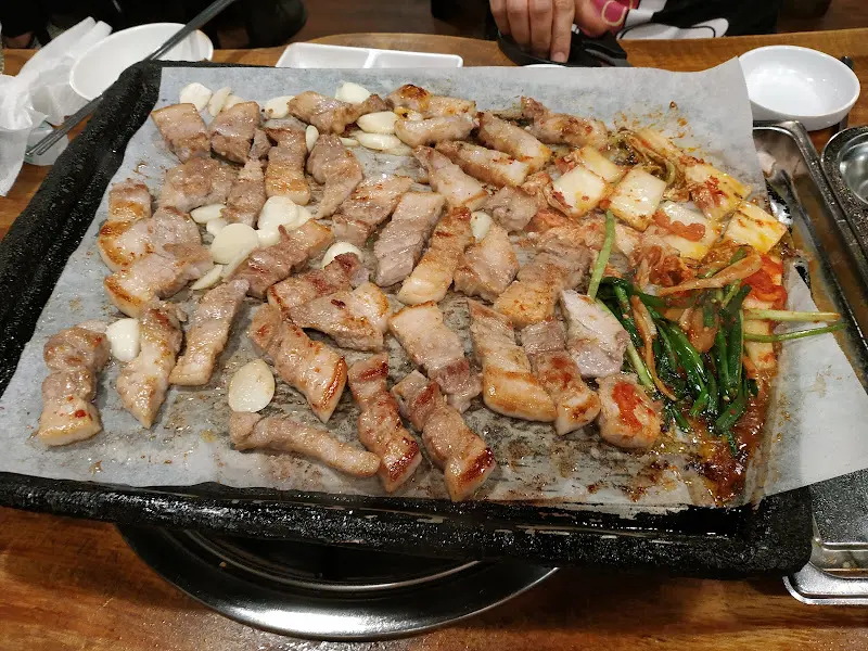 삼겹살, 김치, 부추의 환상적인 조합