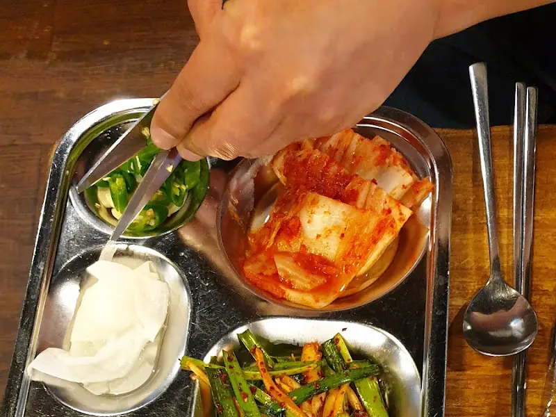 다채로운 밑반찬 구성