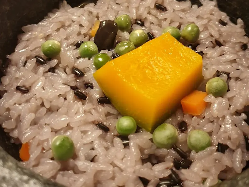 윤기가 흐르는 영양 돌솥밥