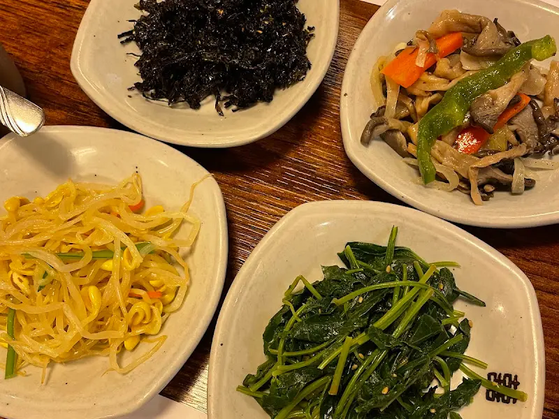 정갈하게 차려진 밑반찬