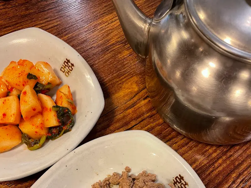 돌솥에 물을 부어 만든 숭늉