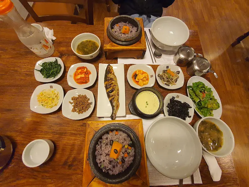 돌솥밥 한 상 차림