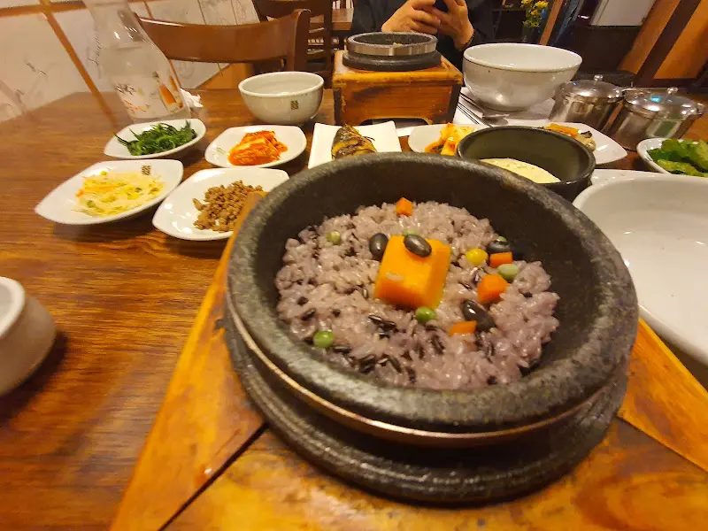 돌솥밥과 다양한 반찬들
