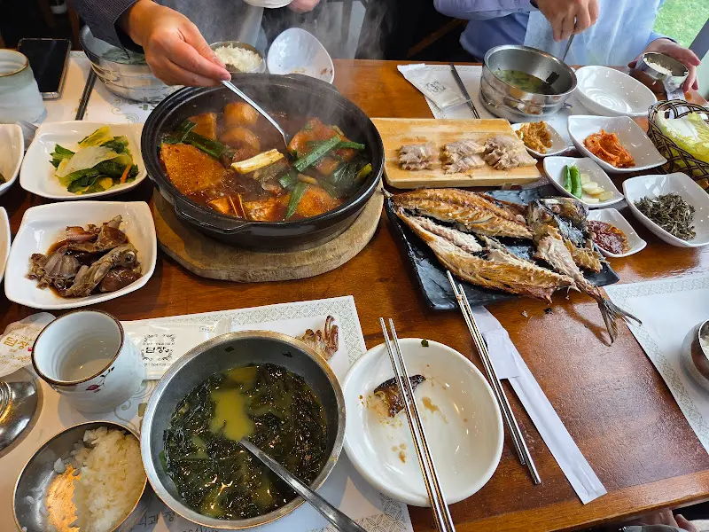 갈치조림, 돔베고기, 고등어구이, 밑반찬 등이 푸짐하게 차려진 상차림