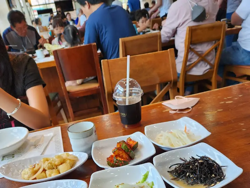 다양한 밑반찬이 정갈하게 담겨 나온 모습