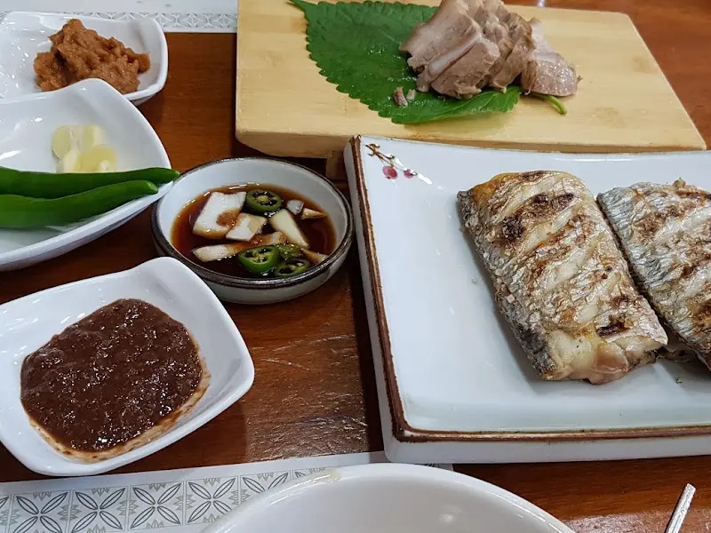 고등어구이와 돔베고기, 멜젓이 함께 제공된 모습