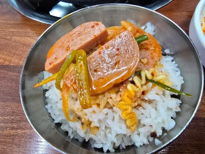 밥에 햄 올려 한 입!