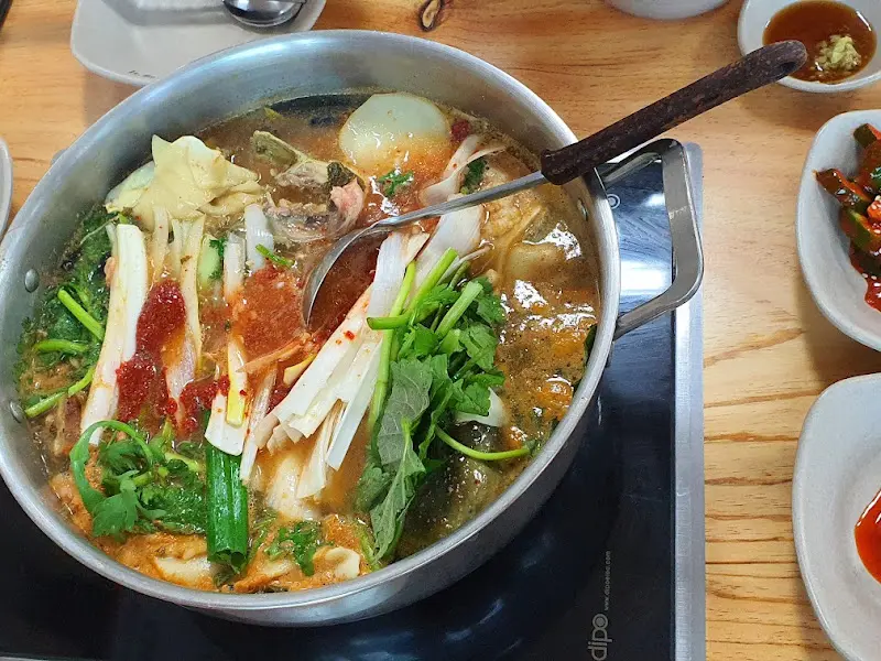 참게와 메기가 푸짐하게 들어간 매운탕