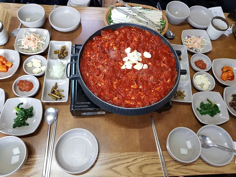푸짐하게 차려진 오리 한 상