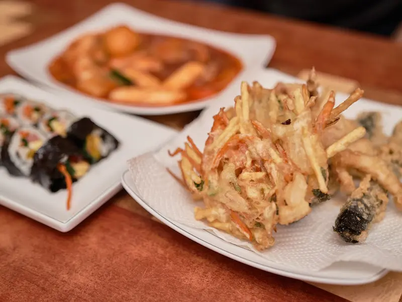 영동분식의 푸짐한 튀김, 김밥, 떡볶이 한상차림