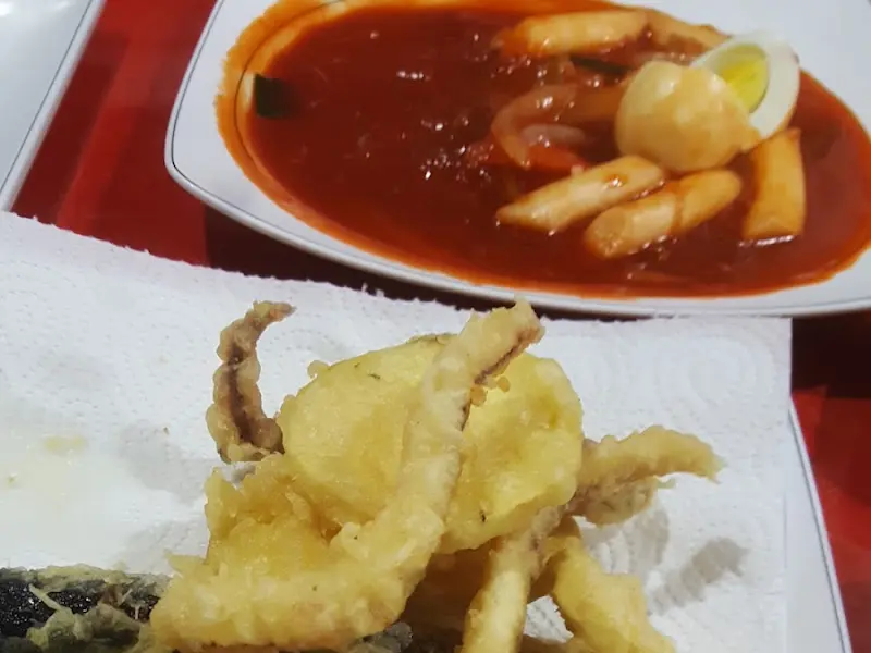 영동분식의 튀김과 떡볶이