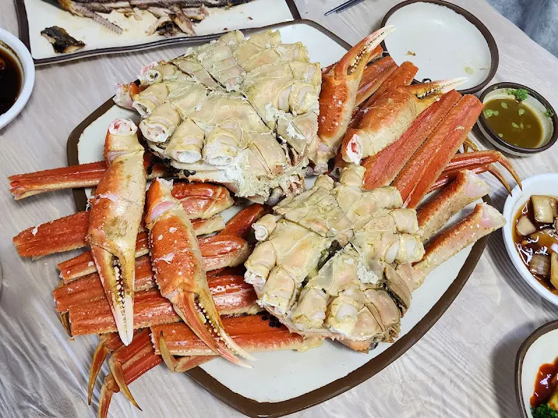 테이블 가득 차려진 대게 한 상 차림