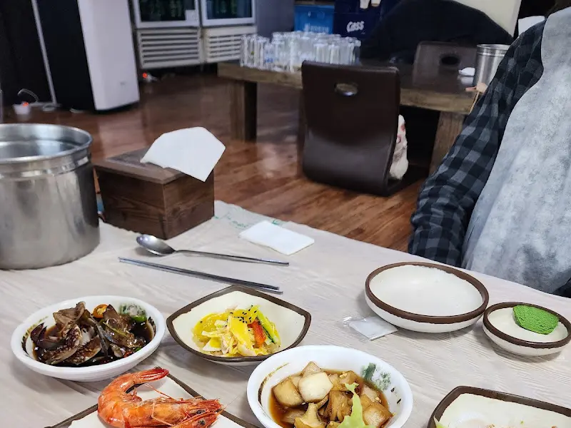 다양한 밑반찬이 놓인 테이블