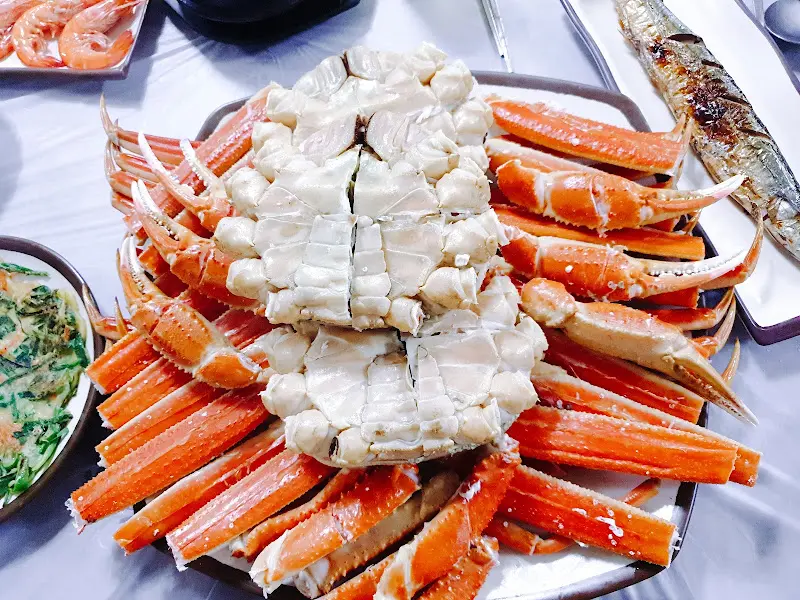 푸짐하게 차려진 대게 한 상
