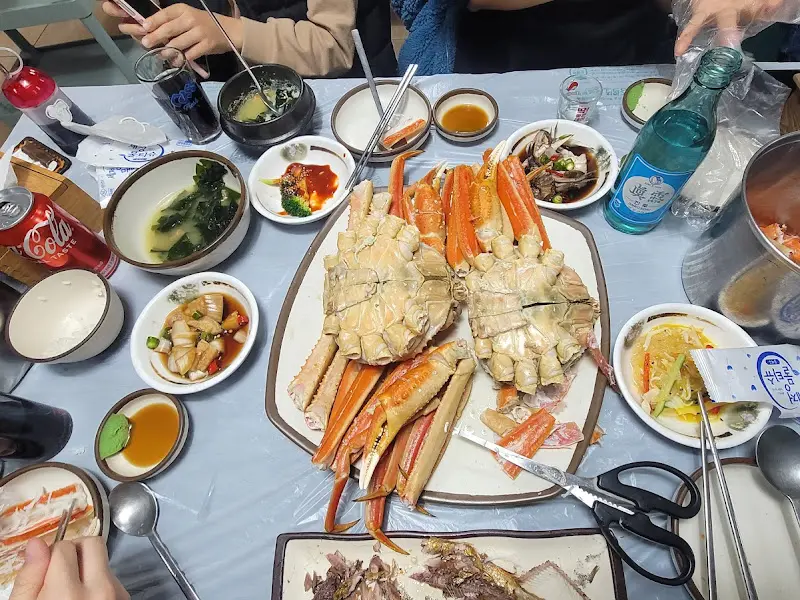 테이블 가득 차려진 대게 한 상 차림