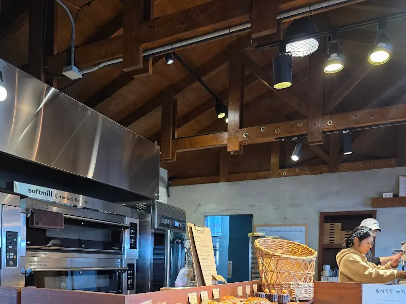 빵을 고르는 사람들