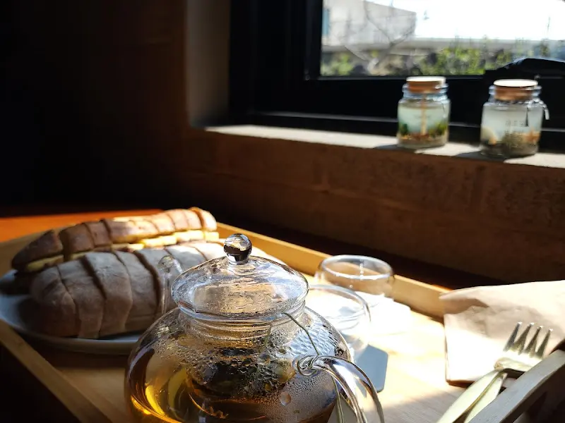 빵과 차가 놓인 테이블