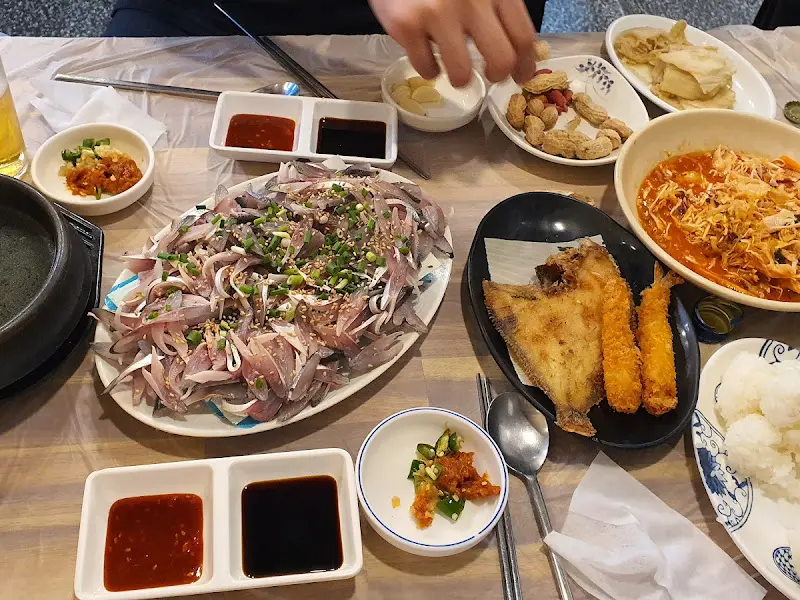 한 상 가득 차려진 음식