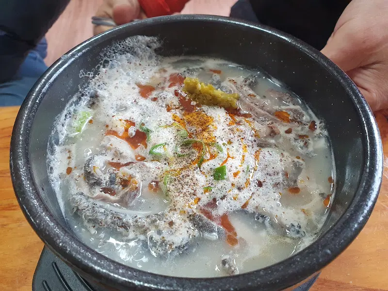 내장탕에 양념 추가