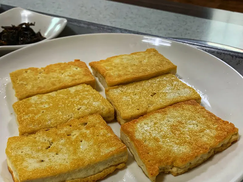 노릇하게 구워진 두부 구이
