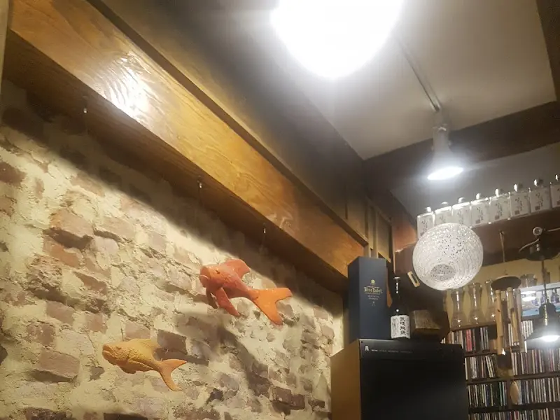 벽돌 벽과 나무, 그리고 아늑한 조명이 조화로운 내부 인테리어