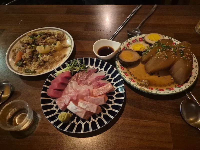 한 상 가득 차려진 숙성회, 고등어 찜, 돼지고기 생강 볶음