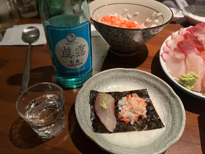 김과 알밥에 숙성회를 곁들여 먹는 모습