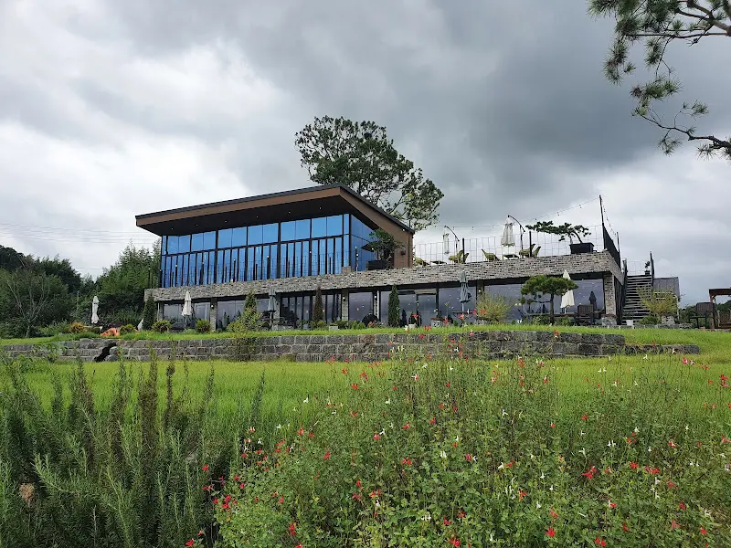 웅장하고 모던한 느낌의 식당 외관