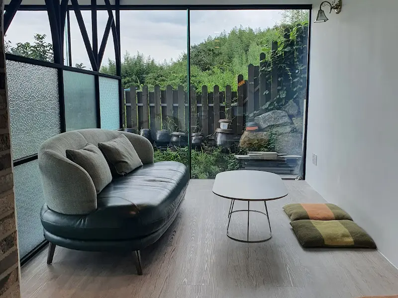 창밖 풍경을 감상할 수 있는 폭신한 소파