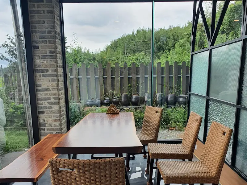 창밖을 보며 식사할 수 있는 테이블