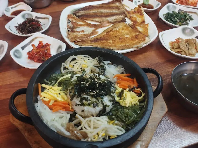 생선구이 백반과 철판 비빔밥의 조화