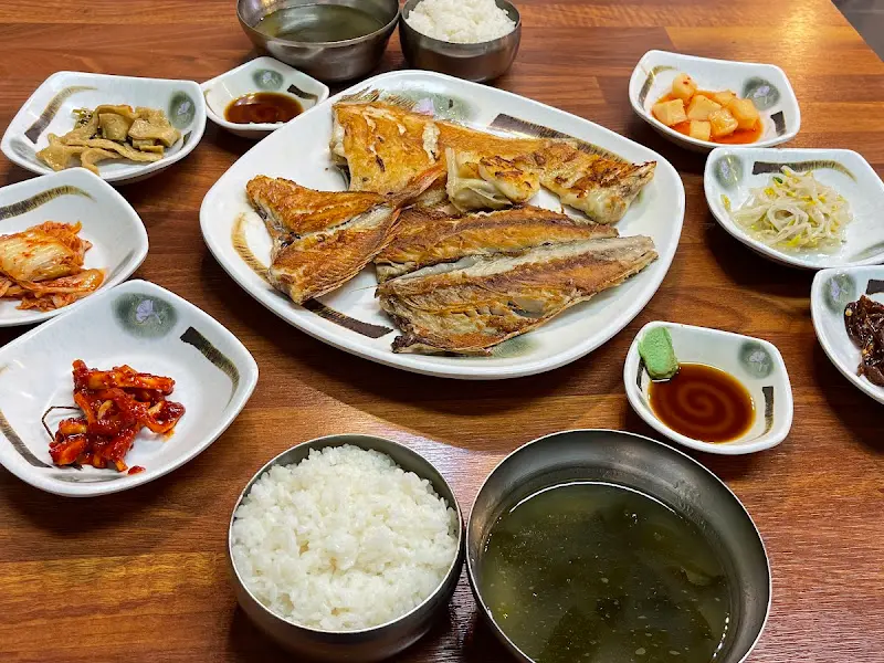 다양한 밑반찬과 생선구이의 향연