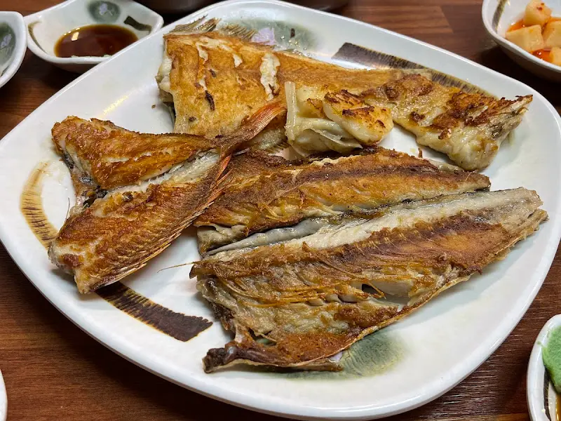 노릇노릇 구워진 생선구이 클로즈업