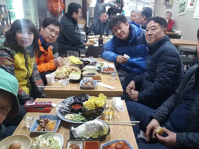 점심시간 북적이는 식당 내부