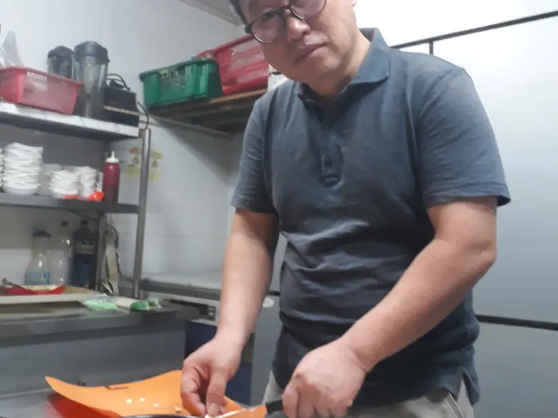 생선 손질하는 사장님